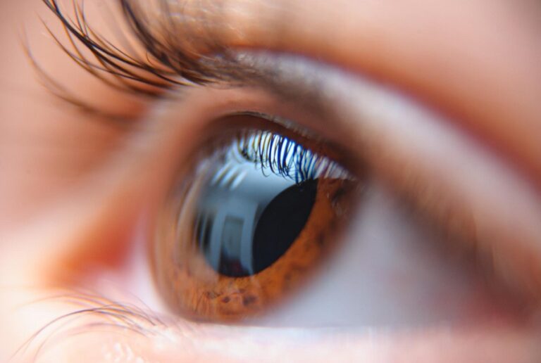 En Uzun Göz Kırpmama Rekoru