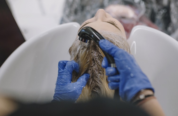 Saç Boyası Vücuttan Nasıl Çıkar